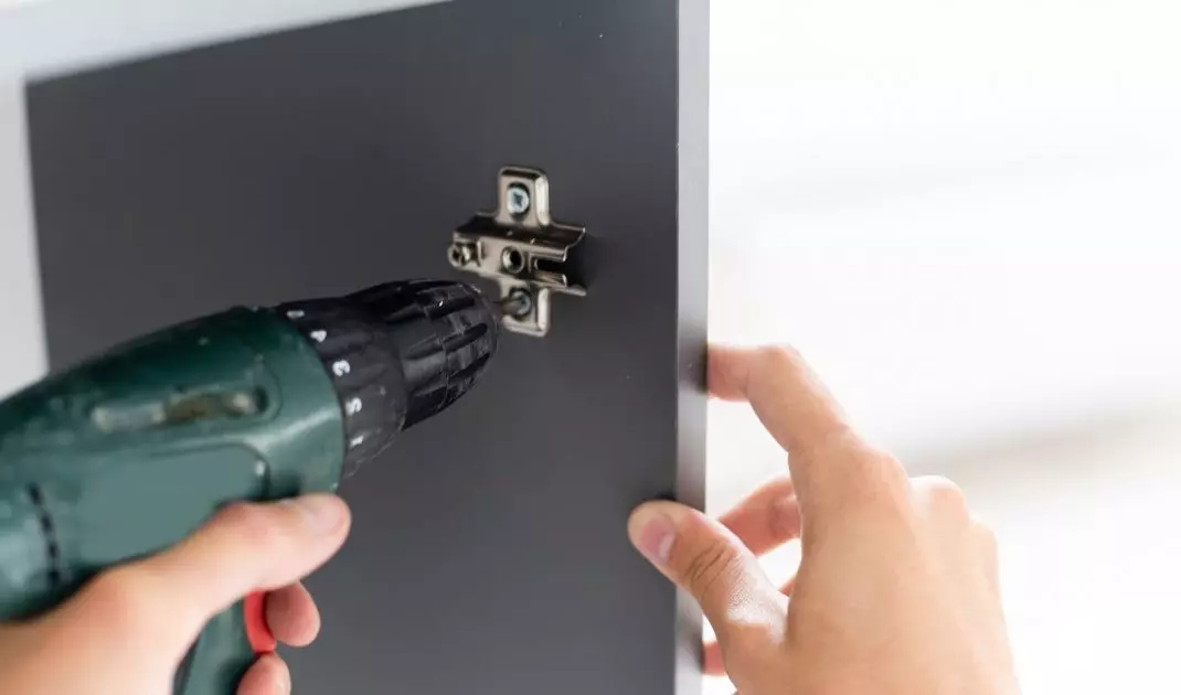 Mounting the hinge