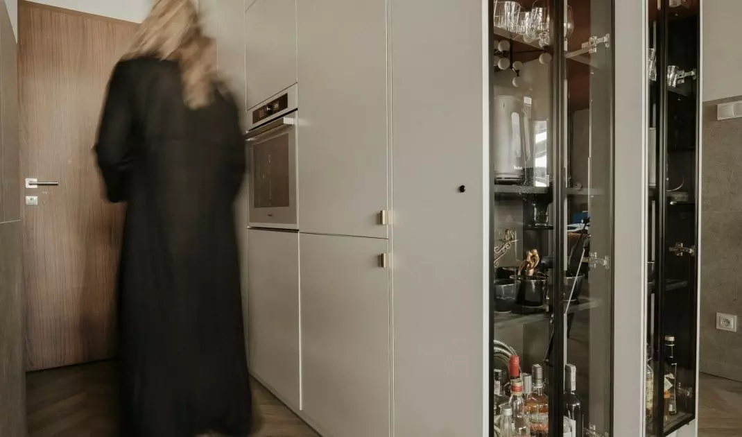 Podświetlana witryna i zabudowa ze sprzętem agd