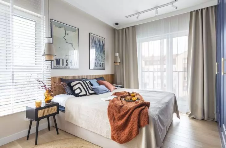 The closet in the bedroom refers in color to the city of Chefchaounen