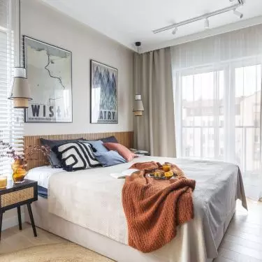 The closet in the bedroom refers in color to the city of Chefchaounen