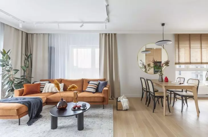 A distinctive feature of the apartment is the combination of orange and blue