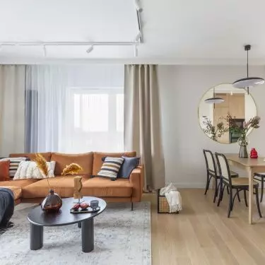 A distinctive feature of the apartment is the combination of orange and blue