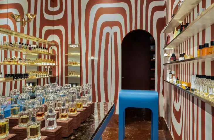 wnętrze niszowej perfumerii pełne jest wzorów i kolorów