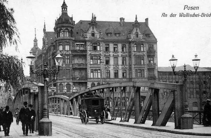 A pre-war building on the Warta River at the corner of Garbar and Wielka Streets, view from Chwaliszewski Bridge