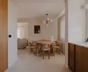 widok z kuchni na jadalnię