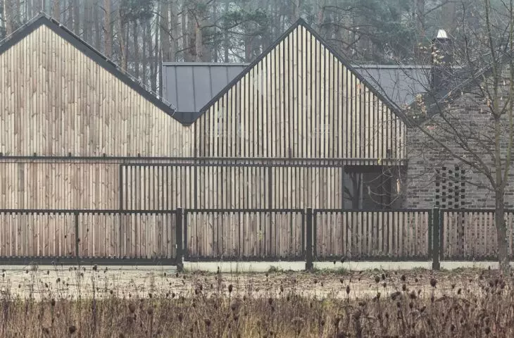 Dom w Sierakowie utrzymany w stonowanych barwach