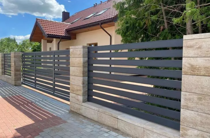 Ogrodzenie frontowe z użyciem bloczków betonowych