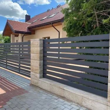 Ogrodzenie frontowe z użyciem bloczków betonowych