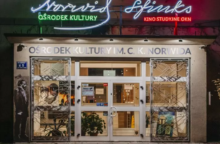 Neony „Sfinks” i „Ośrodek Kultury im. C. K. Norwida”
