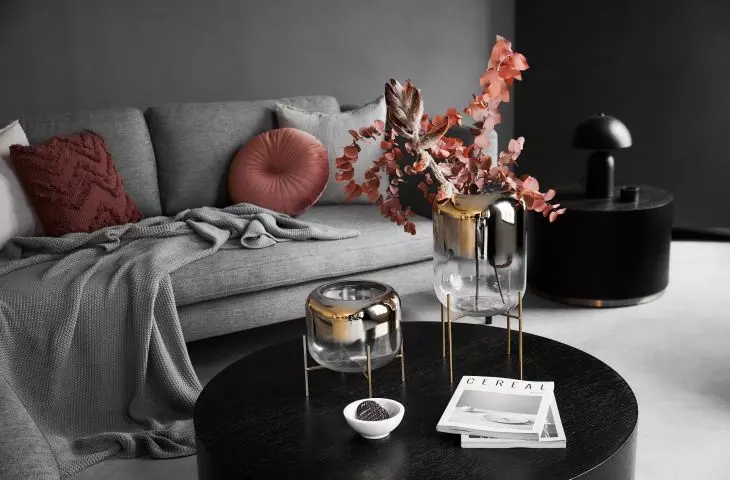 A note of maroon will perfectly enliven the arrangement