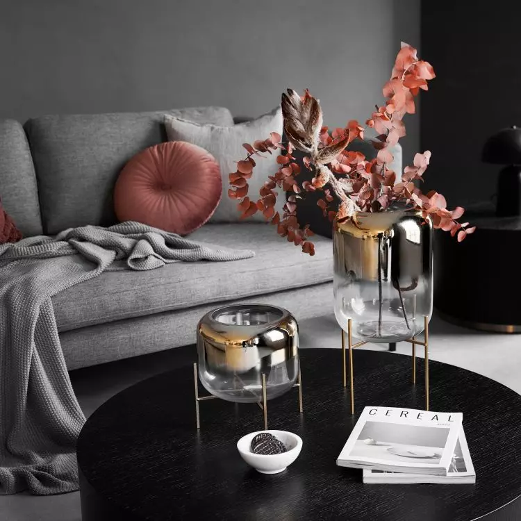 A note of maroon will perfectly enliven the arrangement