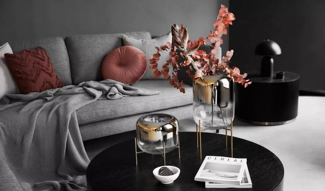 A note of maroon will perfectly enliven the arrangement