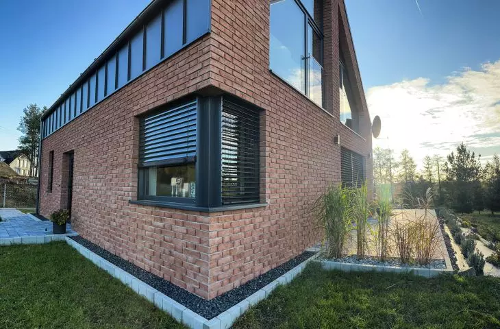 Facade blinds in a single-family home