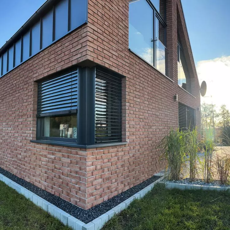 Facade blinds in a single-family home