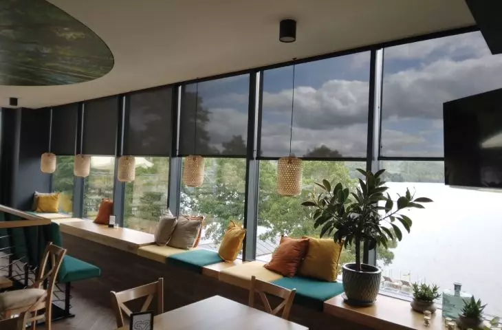 Rolety Absolute z tkaniną screen w restauracji na Kaszubach