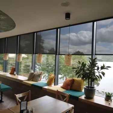 Rolety Absolute z tkaniną screen w restauracji na Kaszubach