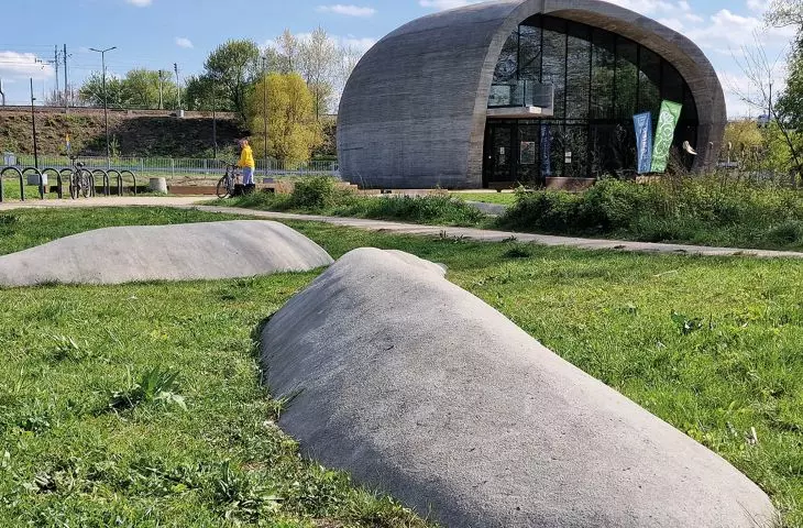 Pawilon Edukacyjny Kamień na Pradze, jak mniemam inspirowany leżącym obok głazem narzutowym, proj.: eM4 . Pracownia Architektury . Brataniec