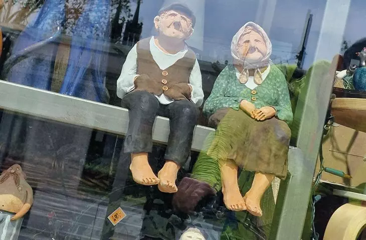 witryna na placu Wilsona, Stary Żoliborz, lalki oddają klimat tego miejsca