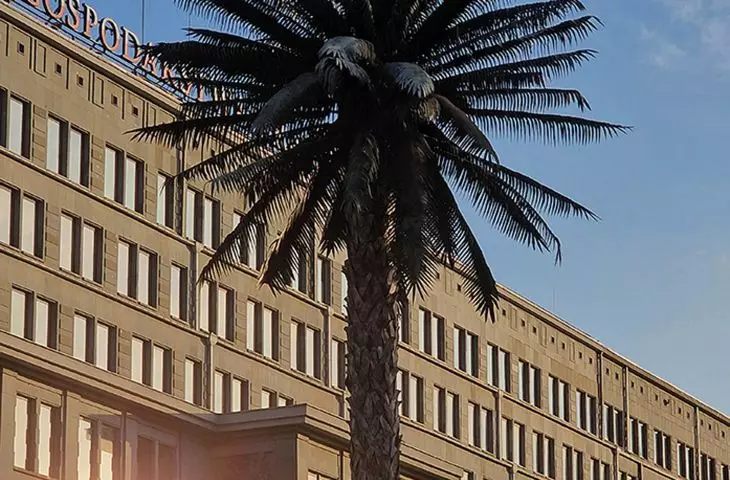 palma Joanny Rajkowskiej na rondzie de Gaulle’a, współczesny symbol Warszawy trwale zrósł się już z miastem