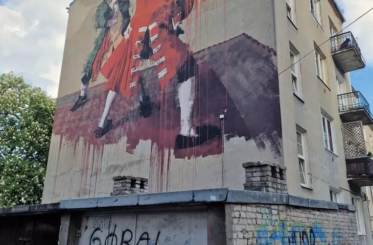 mural „Warsaw Fight Club” na Pradze, autor: Conor Harrington, street art naprawdę żyje tu razem z miejscowymi