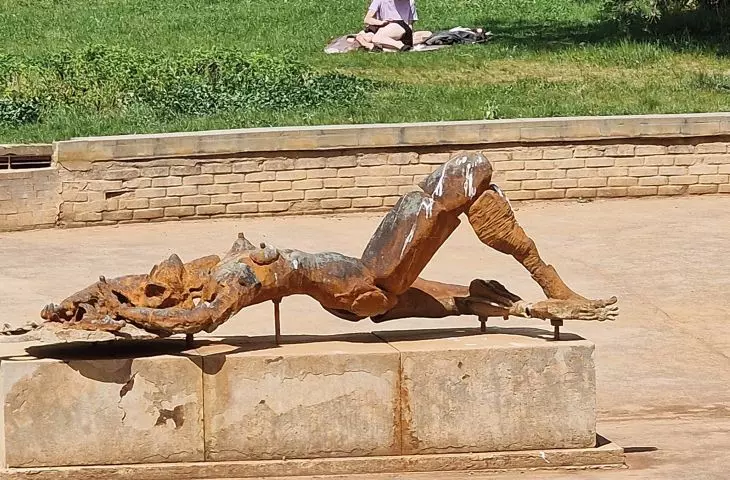Park Rzeźby na Bródnie, są tu i Althamer, i Abakanowicz, i zwykli ludzie… fajna kompozycja; na zdjeciu „Sylwia” autorstwa Pawła Althamera i Grupy Nowolipie