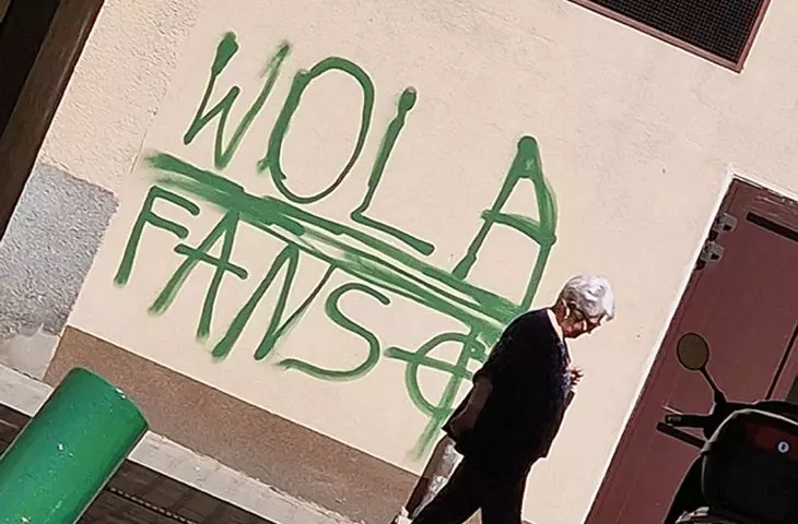 „Wola fans” — ta dzielnica zachowała charakter mimo kompletnych wojennych zniszczeń; o sile Woli świadczy bezlik miejsc pamięci — walczono o nią heroicznie