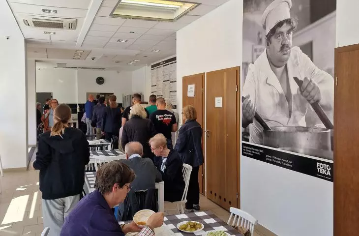  Mokotowski Bar Mleczny — fotosy mleczno-barowe ze starych filmów na ścianach, atmosfera i naprawdę niskie ceny