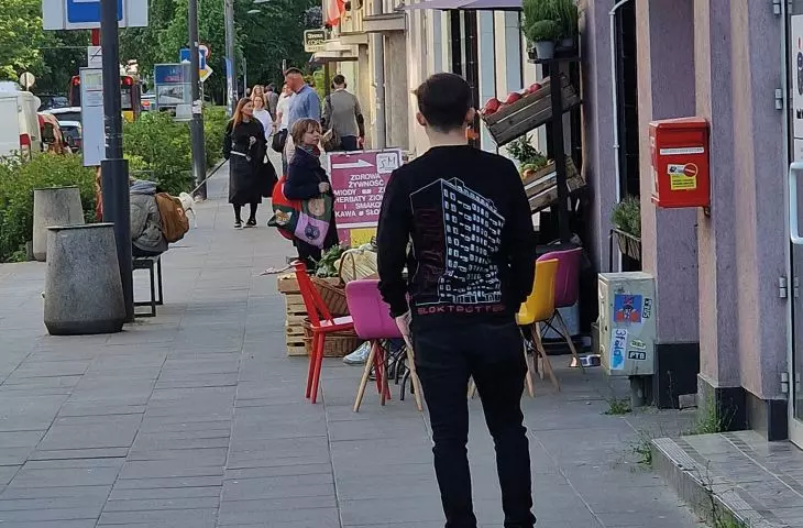 ulica Francuska na Saskiej Kępie — pełno fajnych ogródków, bezpretensjonalna, sympatyczna przestrzeń, knajpy i „Bloktrotter” — samo życie
