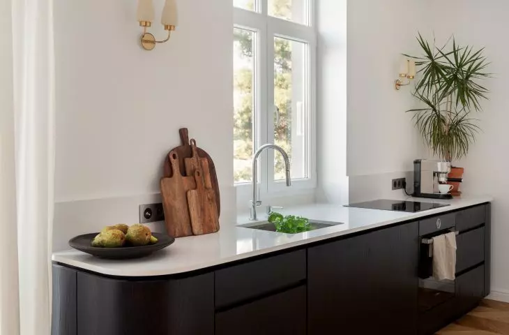 The kitchenette was meant to resemble a pre-war dresser in a modern way