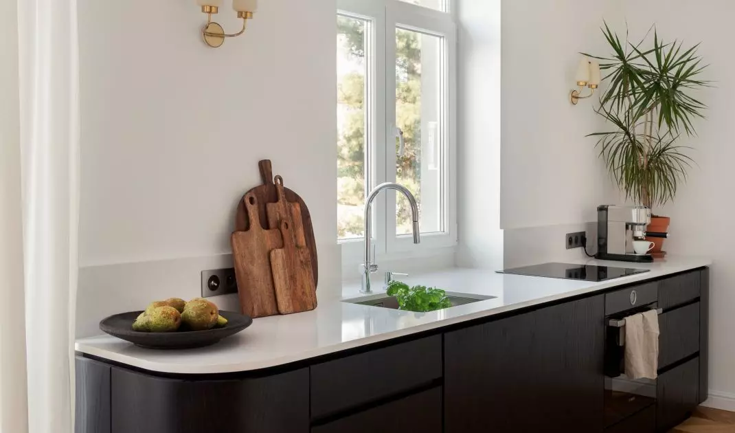 The kitchenette was meant to resemble a pre-war dresser in a modern way