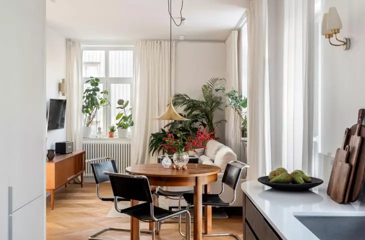 At the oak table you will find bauhaus chairs