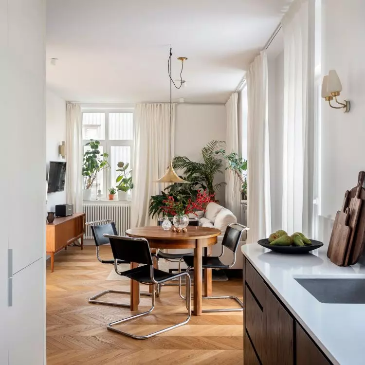 At the oak table you will find bauhaus chairs