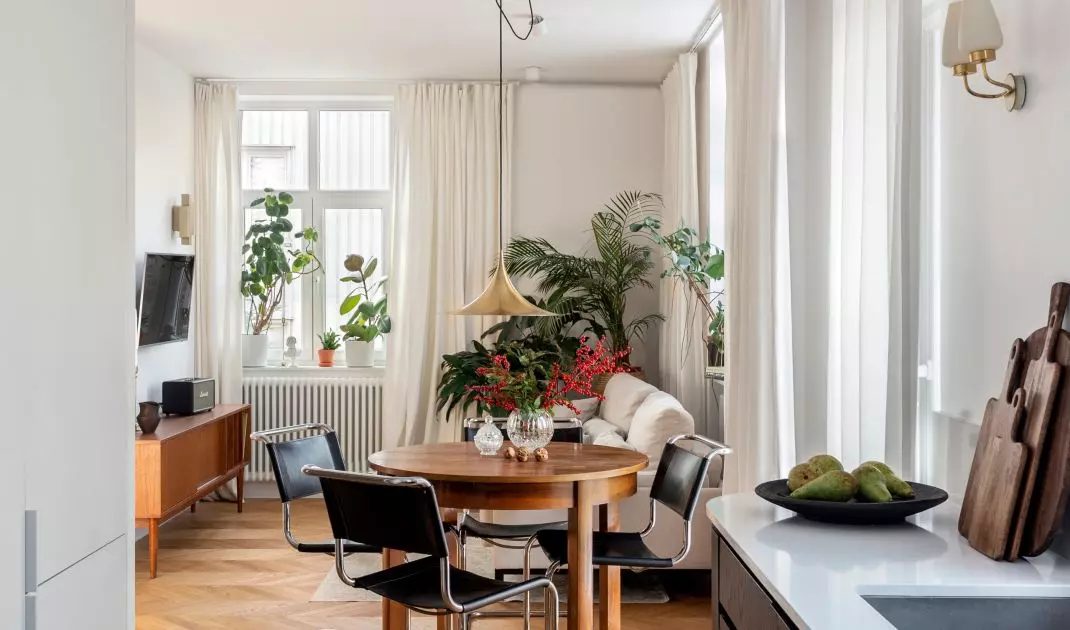 At the oak table you will find bauhaus chairs