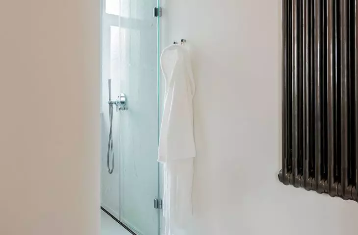 The chimney in the bathroom marks the bathing area