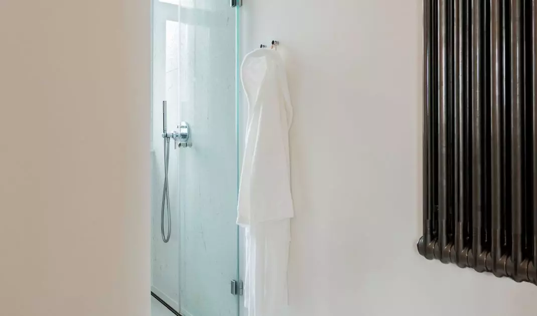 The chimney in the bathroom marks the bathing area