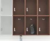Zbliżenie na oznaczenie szafek