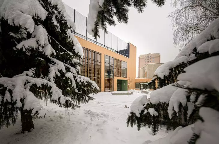 Hala sportowa znajduje się w krakowskiej dzielnicy Dębniki