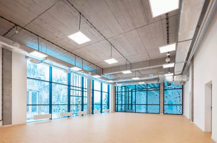 Na piętrze znajduje się osobna sala fitness