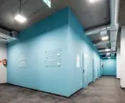 Błękitny kolor ożywia korytarz, w boxie znajdują się toalety