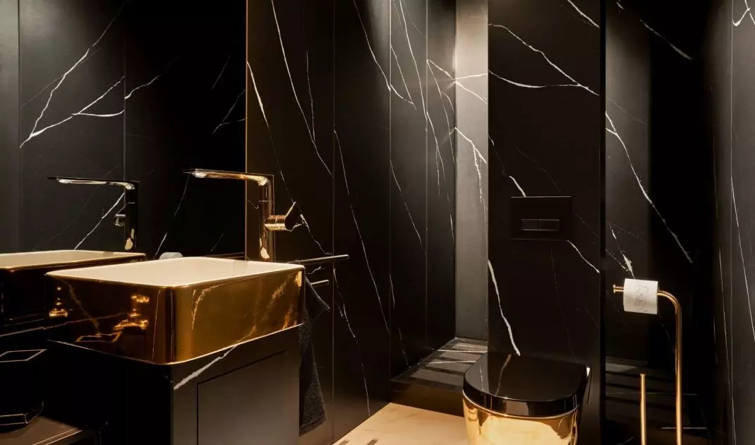 The singer's bathroom was fitted with gold fittings