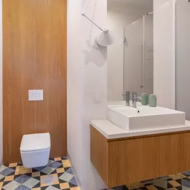 Colorful floor in the owners' bathroom