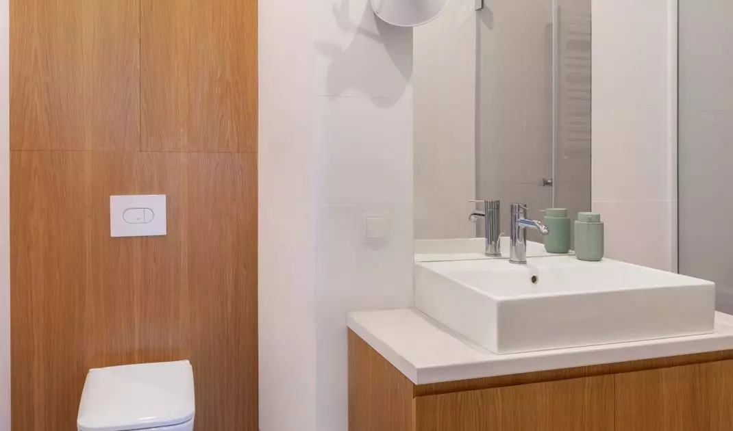 Colorful floor in the owners' bathroom
