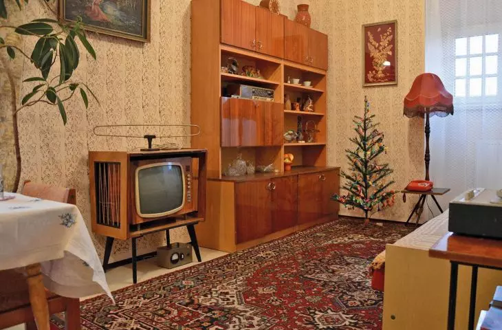 wnętrze mieszkania z czasów PRL, będące inspiracją pomieszczeń wewnątrz bloku