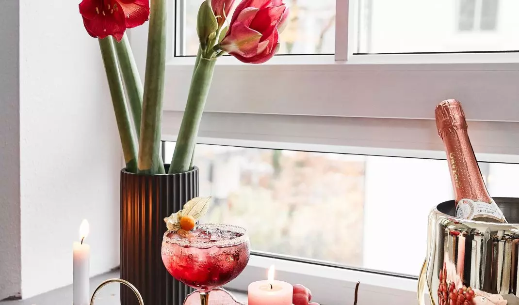 On Valentine's Day, take care of the decorations