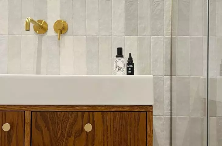 The decor of the bathroom relates to the kitchen
