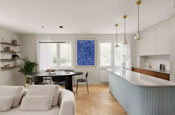 Interior combines blues with natural colors