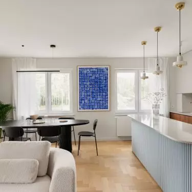 Interior combines blues with natural colors