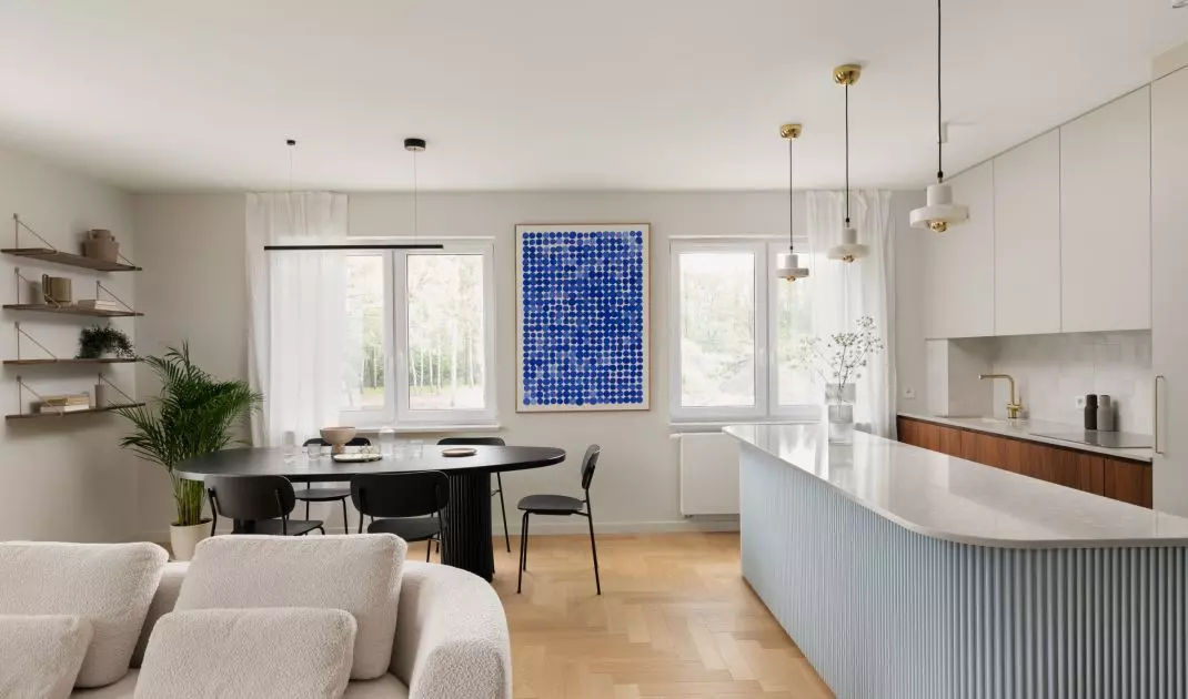 Interior combines blues with natural colors