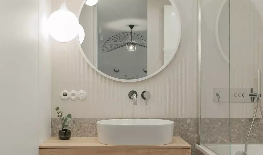 Two types of tiles were used in the bathroom
