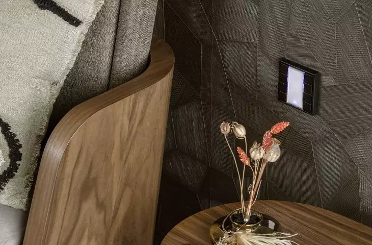 The bed is inspired by 1930s design.